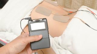 Elektrotherapie am Rücken
